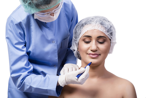junge Frau bereitet sich auf plastische Chirurgie vor - Foto, Bild
