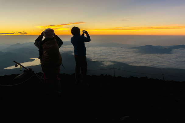 Túrázók gyűjtése során napkelte a Mt. Fuji csúcstalálkozó. - Fotó, kép