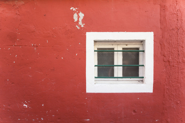 klein venster uit een rode huis in Burano eiland, Venetië - Foto, afbeelding