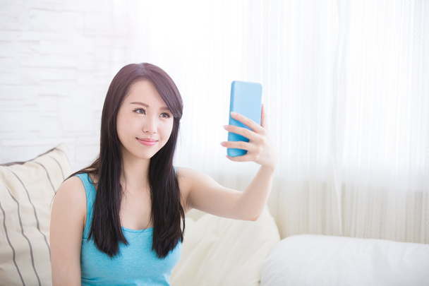 young woman is taking selfie - Foto, Bild