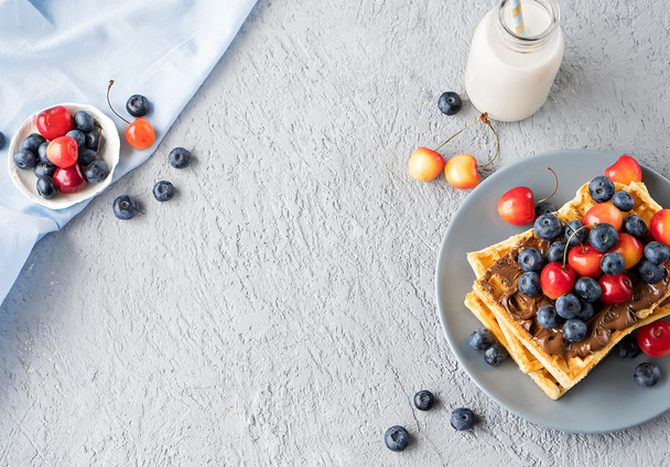 Plate of belgian waffles with chocolate and berries - Foto, Bild