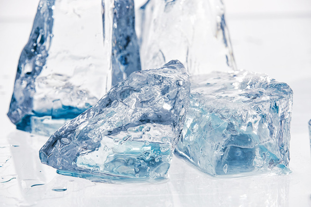 cubitos de hielo en la mesa - Foto, imagen