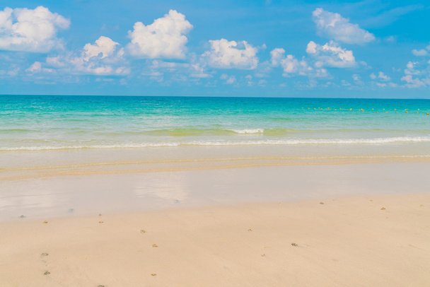 Praia de areia branca bonita com mar azul e céu
 - Foto, Imagem