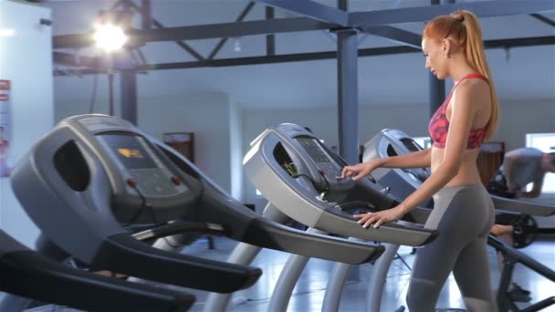 Kadın fitness salonunda treadmill döner - Video, Çekim