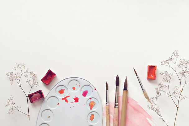 Spazio di lavoro con acquerelli, tavolozza e pennello bianco
  - Foto, immagini