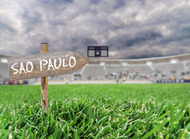 Estadio de fútbol con letrero de madera Sao Paulo
 - Foto, Imagen