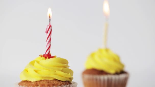 birthday cupcakes with burning candles - Séquence, vidéo