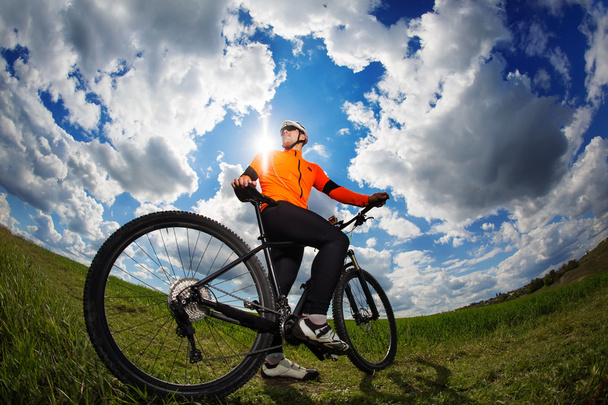 Ciclista na bela trilha do prado
 - Foto, Imagem
