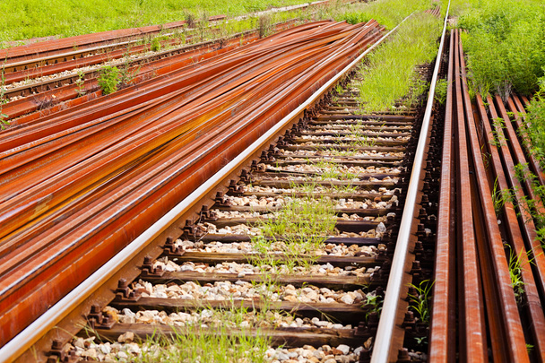 carriles de hierro oxidado en las vías férreas
 - Foto, Imagen