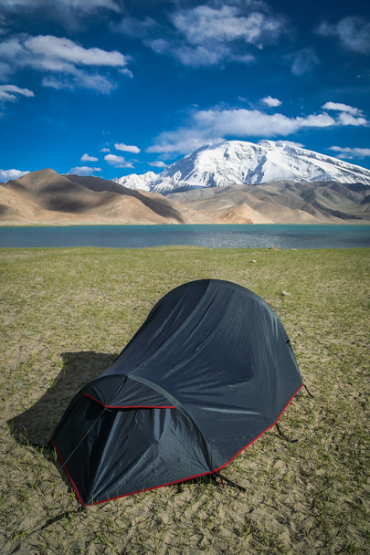 Tenda no lago Kara Kul
 - Foto, Imagem