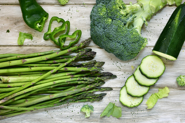 rohes grünes Gemüse auf einem rustikalen weißen Tisch - Foto, Bild