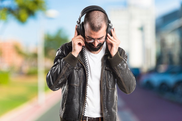 Bir deri giyen adam müzik dinleme ceket - Fotoğraf, Görsel