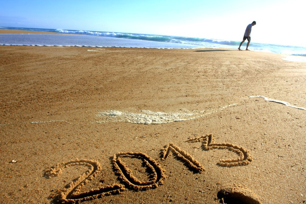 Homme marchant sur une plage pour 2013 - Photo, Image