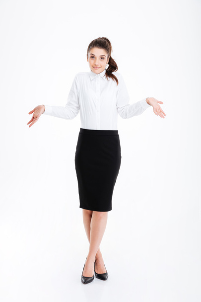 Portrait of a young businesswoman shrugging shoulders - Foto, Bild