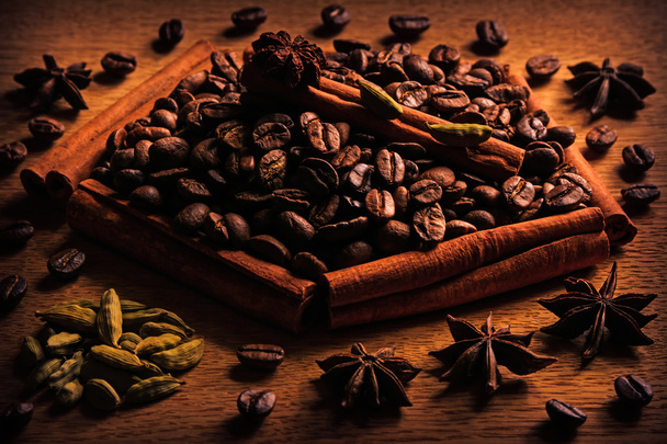 Kahvi ja mausteet tammipöydällä
 - Valokuva, kuva