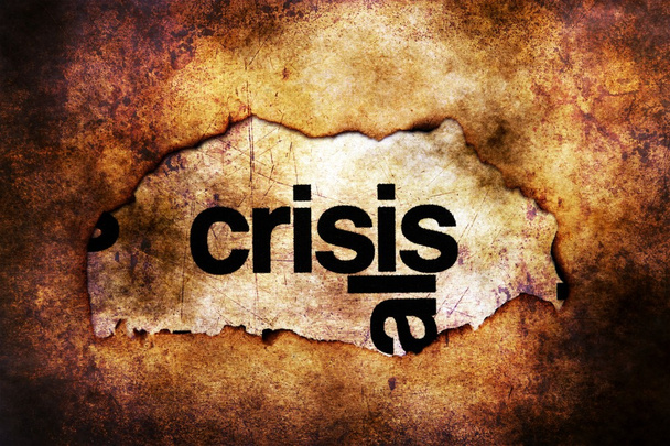 Kriisin teksti paperilla reikä grunge käsite
 - Valokuva, kuva