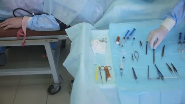 chirurgické nástroje na stole v operačním sále. - Záběry, video