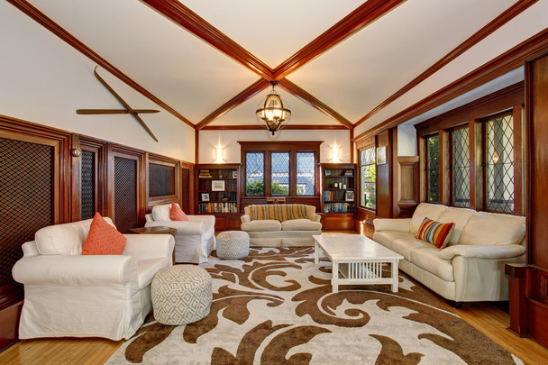 Salon de luxe intérieur avec mobilier intégré, plafond voûté et poutres apparentes
 - Photo, image