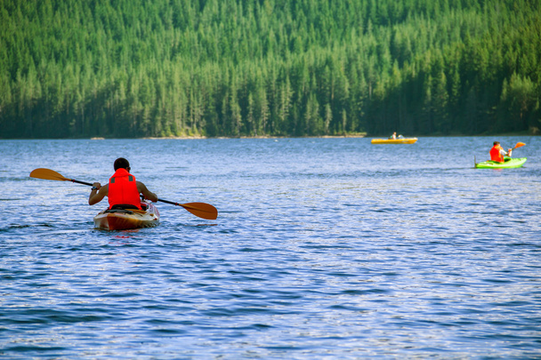 Viajes en kayak en verano
 - Foto, imagen