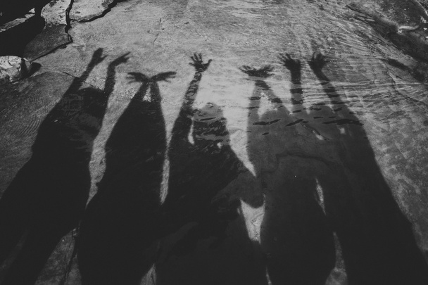 La gente silueta sombras en el agua
 - Foto, imagen