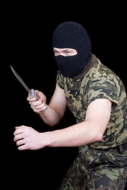ο άνθρωπος με ένα μαχαίρι σε μια μαύρη μάσκα - Φωτογραφία, εικόνα