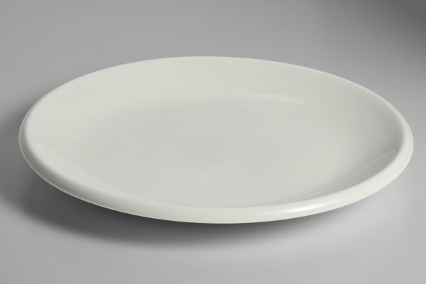 weißer runder Teller mit dickem Rand - Foto, Bild