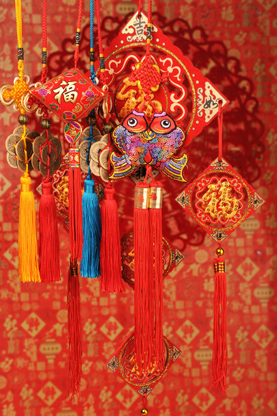 Ano Novo Chinês Ornaments-tradicional Dançando Dragão, moeda de ouro e dinheiro pacote vermelho, fogo de artifício vermelho
 - Foto, Imagem