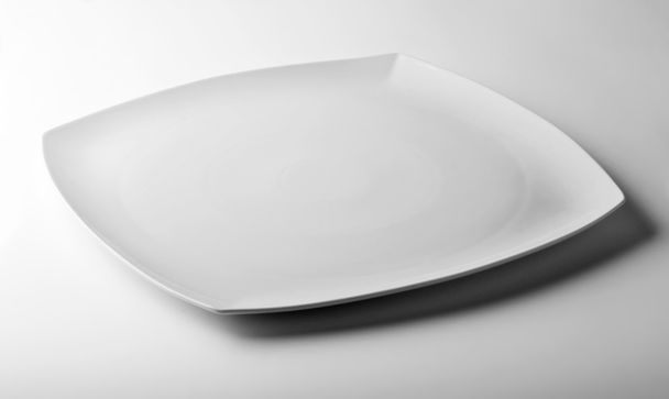 Assiette carrée blanche sur table blanche
 - Photo, image