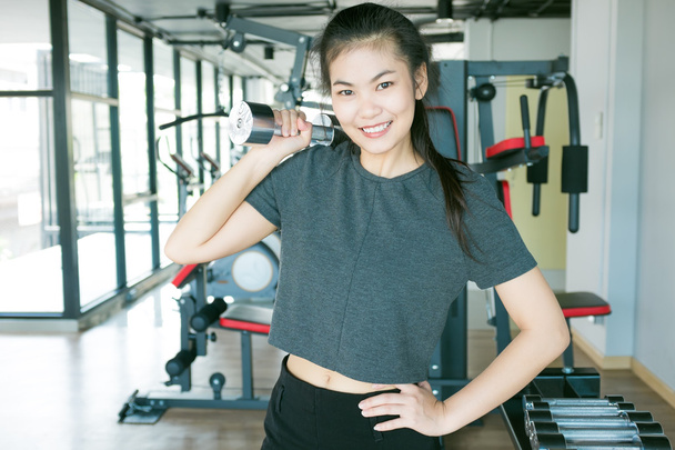 Dolgozzanak ki fogalma ázsiai nők gazdaság barbells modern fitness terem test súlya trainning - Fotó, kép