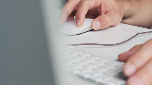 людина працює з комп'ютерною мишкою і клавіатурою
 - Кадри, відео