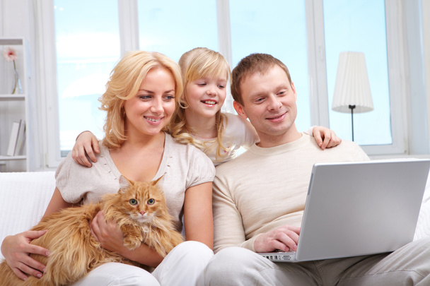 familie met computer - Foto, afbeelding
