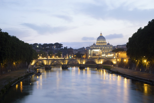 Πανοραμική θέα στη Ρώμη με ποταμός Τίβερης και το Βατικανό θόλος. - Φωτογραφία, εικόνα