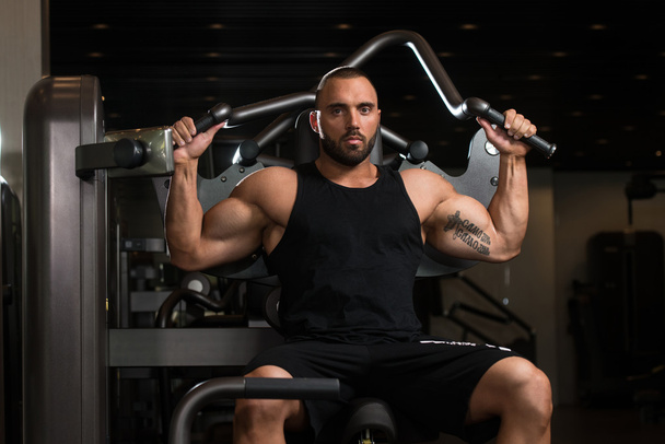 Fitness Muscle Man Exercise Back On Machine - 写真・画像