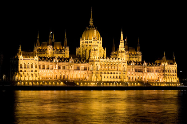 Budapest. A Parlament. Éjszaka. - Fotó, kép