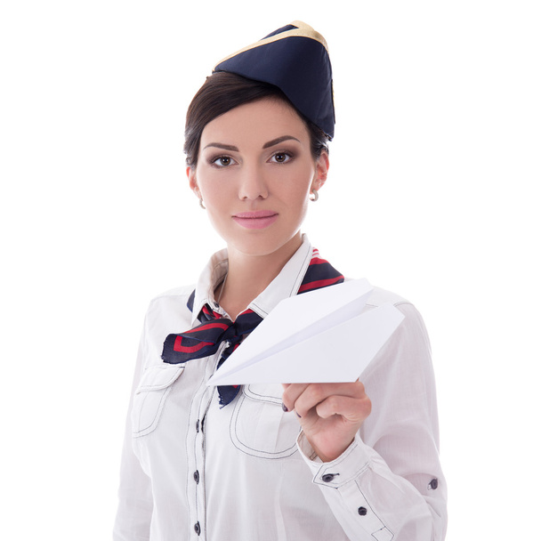 jonge stewardess holding papier vliegtuig geïsoleerd op wit - Foto, afbeelding