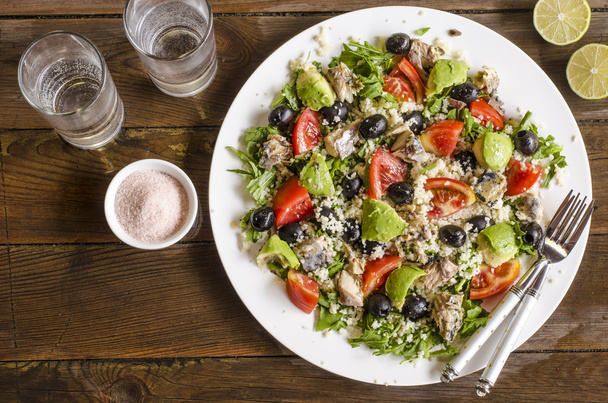 Salade de couscous aux tomates et roquette poisson olives avocats
    - Photo, image