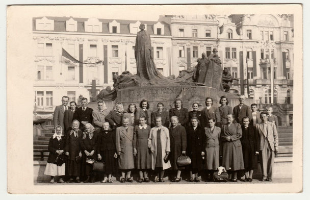 Foto vintage muestra a la gente rural posando frente al Memorial Jan Hus en la Plaza de la Ciudad Vieja. Fotografía en blanco y negro retro
. - Foto, imagen