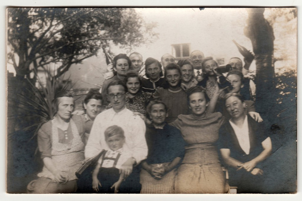 Foto vintage muestra a la gente rural posando al aire libre. Fotografía en blanco y negro retro
. - Foto, imagen