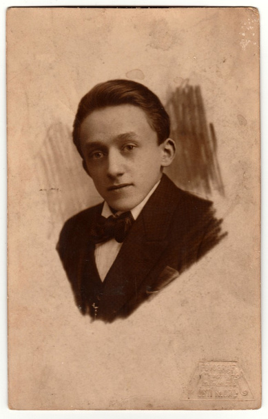 Foto vintage mostra a cabeça de um jovem. Fotografia original retro preto & branco. A jaqueta e laço gravata são atraídos para a cabeça
. - Foto, Imagem