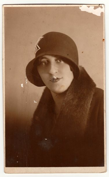 Vintage fotó azt mutatja, nő visel női kalap (Cloche kalap) és a szőr sálat. Retro fekete reggeli fehér fotózás. - Fotó, kép