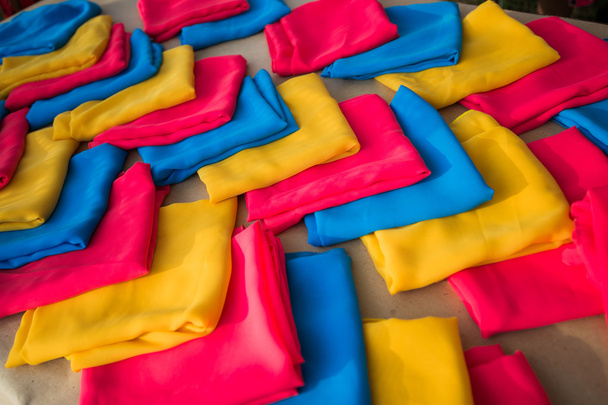 Montón de ropa colorida o bufandas, sobre mesa de madera
 - Foto, imagen