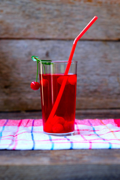 Ένα ποτήρι κόκκινο κεράσι compot - Φωτογραφία, εικόνα
