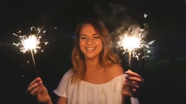 jovem mulher feliz com sparklers
 - Filmagem, Vídeo