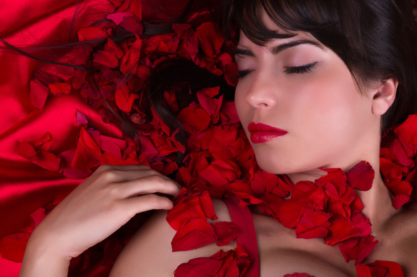 Lèvres rouges et pétales de rose
 - Photo, image