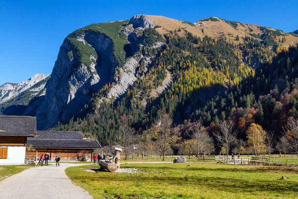 Őszi tájat, a Engalm az alpesi falu Almdorf Eng, tiroli Karwendel-hegység, Ausztria-Tyrol. - Fotó, kép