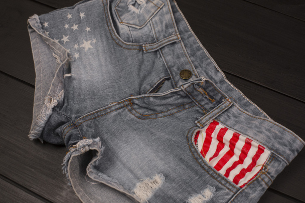 Jeans Shorts in Holz Hintergrund - Foto, Bild