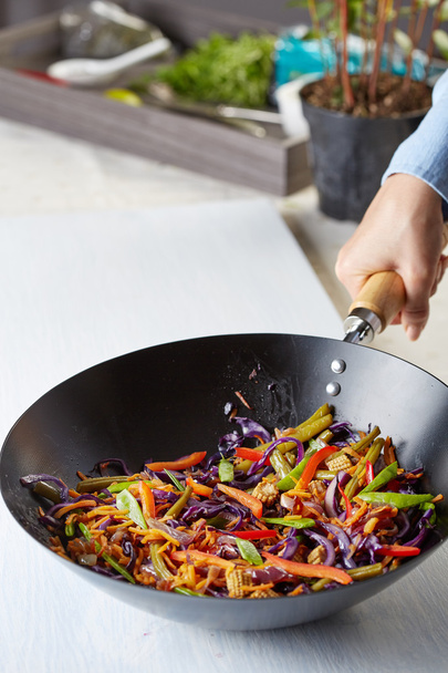 een wok met Gesauteerde groenten - Foto, afbeelding