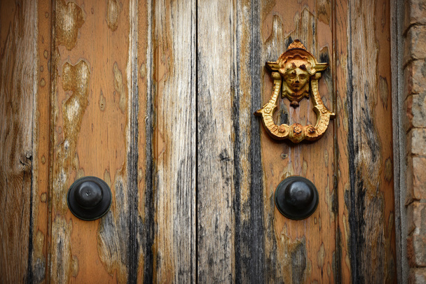 Klamki na Stare drzwi wyblakły - Zdjęcie, obraz