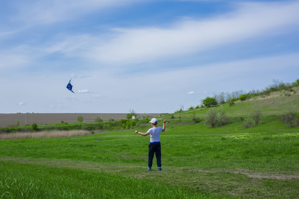 Mały chłopiec z latawcem - Zdjęcie, obraz