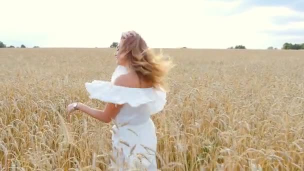 Schöne Frau läuft in Weizenfeld davon - Filmmaterial, Video